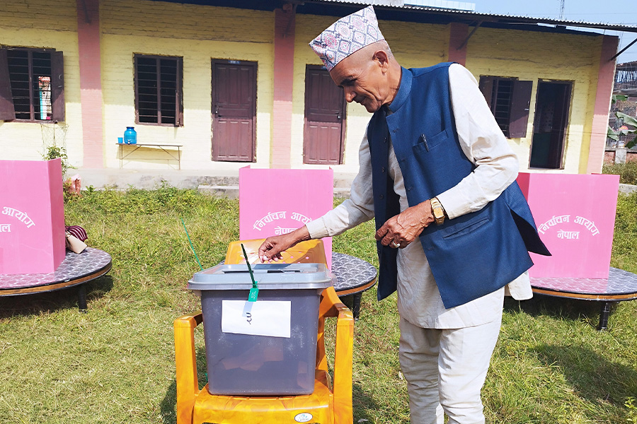 हुम्ला र मनाङमा नमूना मतदान
